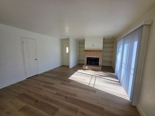 Building Photo - Roadhaven Condos. 2 Bedroom Ground Floor with View of the River