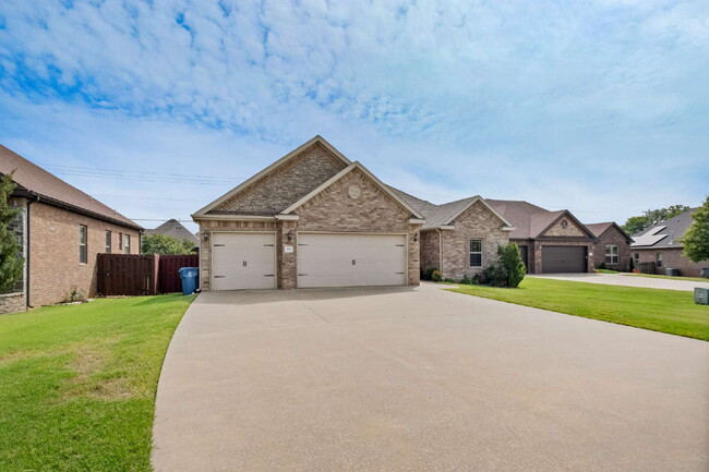 Building Photo - 4301 SW Beech Ln