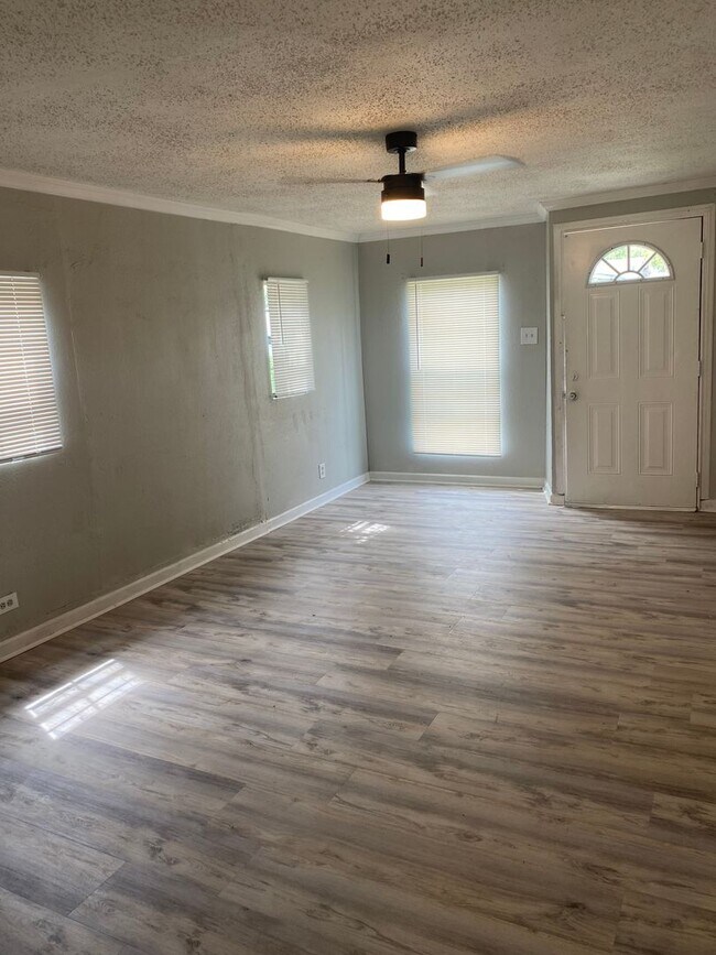 Building Photo - 2 Bedroom Home  with Fenced In Backyard 199.00 first month's rent