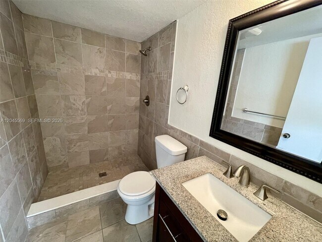 Building Photo - 2642 Riverside Dr