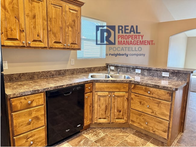 Building Photo - Beautiful 3 bed 2 bath house - 2 car Garage