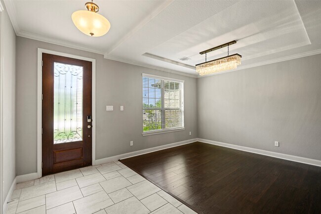 Building Photo - 15518 Montreal Dr