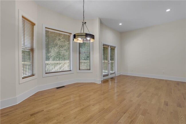 Building Photo - 3228 Silver Lake Dr NE