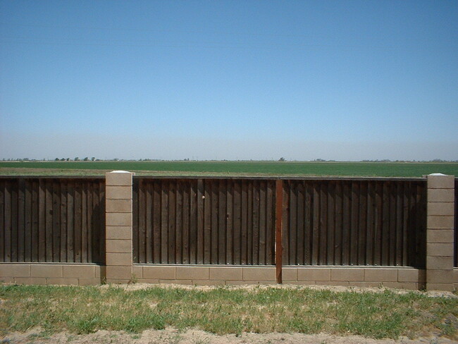 Building Photo - A house in town with Beautiful Country Views!