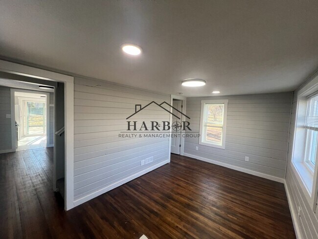 Building Photo - Newly Remodeled 2 Bedroom + Bonus Room Home