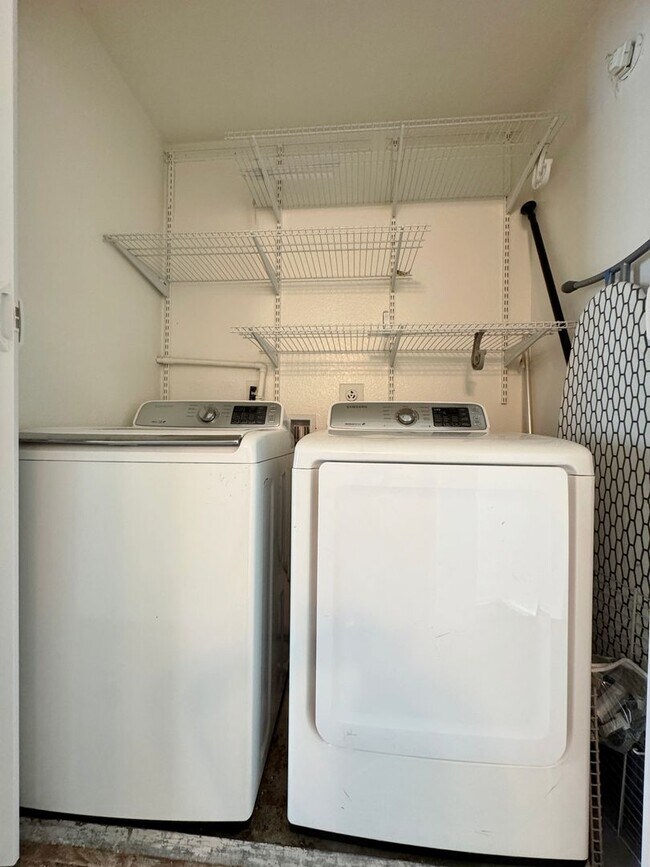 Building Photo - FOR RENT 2BD/1.5 BA/2 parkings/ Town House