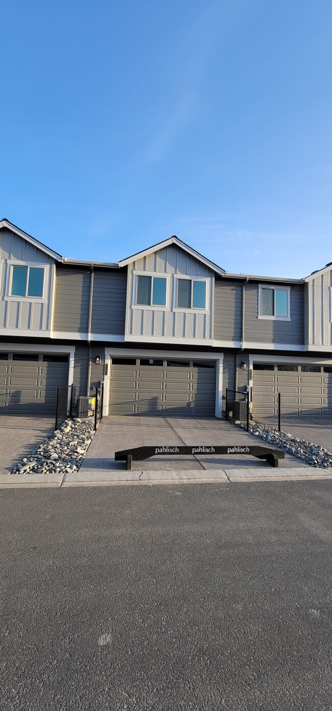 2 car garage and drive way parking (alley load) - 8183 SE Vermont St