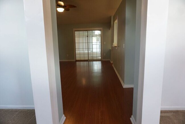 Building Photo - 3 Bedroom 2 Bathroom House with Garage Near Oakleaf