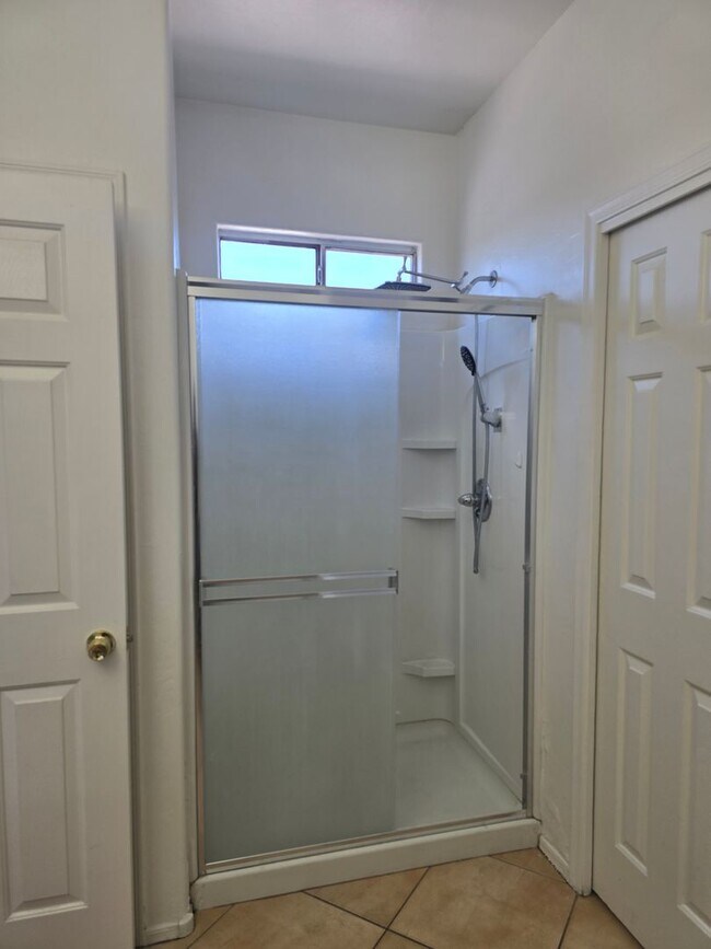 Building Photo - Large 4 bedroom home with Den - Corner lot...