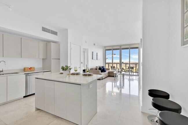 Building Photo - 2602 E Hallandale Beach Blvd
