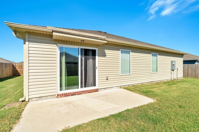 Building Photo - Spacious 3 bed, 2 bath in East Siloam Springs! Fenced yard, laundry included!