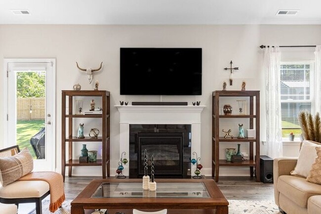Building Photo - Beautiful 3 Bedroom 2 Bath Ranch