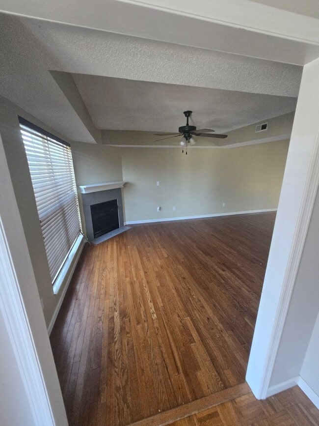 Building Photo - Spacious 2-Bedroom Condo in Johnson City