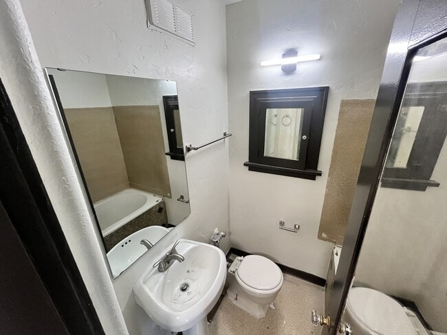 Building Photo - 16 N Broadway St