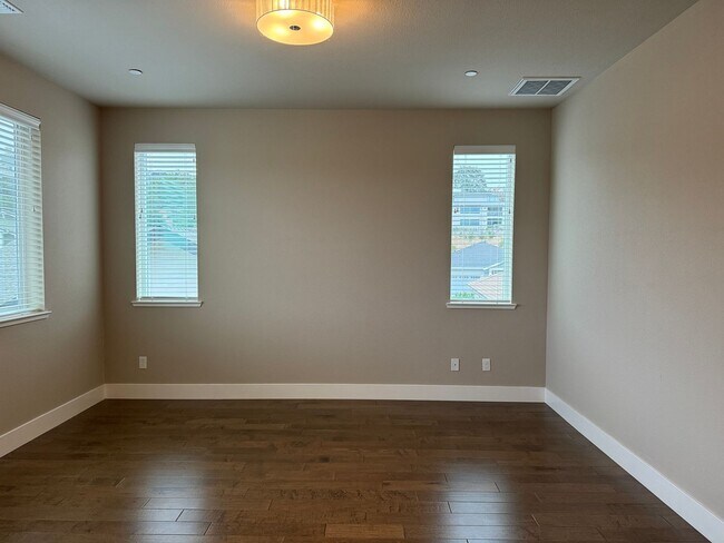 Building Photo - Fountaingrove 4 bedroom beauty