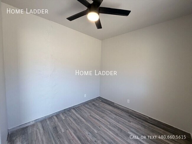 Building Photo - 651 W Fairway Cove Dr