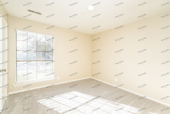 Building Photo - 1669 S Pine Ave