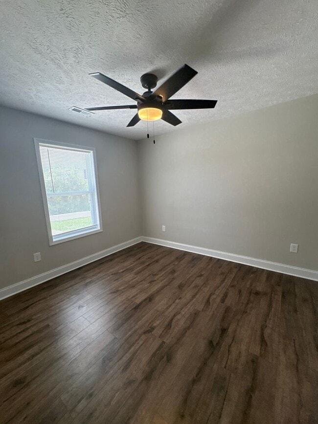 Building Photo - Spacious Duplex with Fenced-In Backyard!