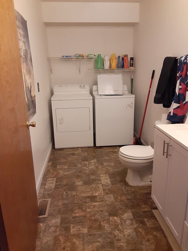 Building Photo - 4 bedrooms!