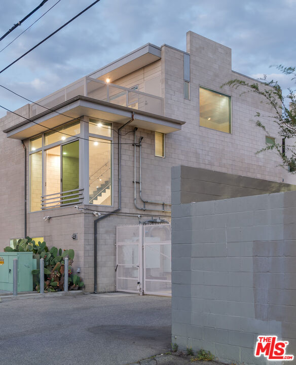 Building Photo - 717 Highland Ave