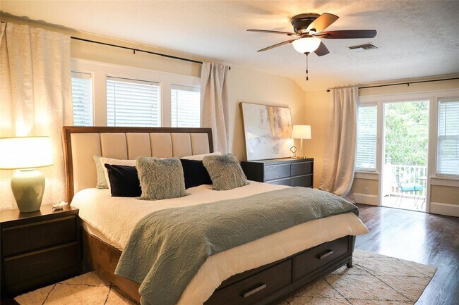 Building Photo - FURNISHED LUXURY 3 Br 3 Ba RENTAL NEAR DOW...