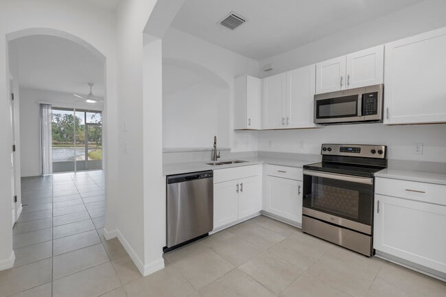 Kitchen overlooking great room and conservation view - 6111 Fairmont Ln