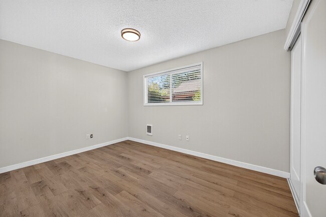 Building Photo - Renovated 2 bedroom Duplex