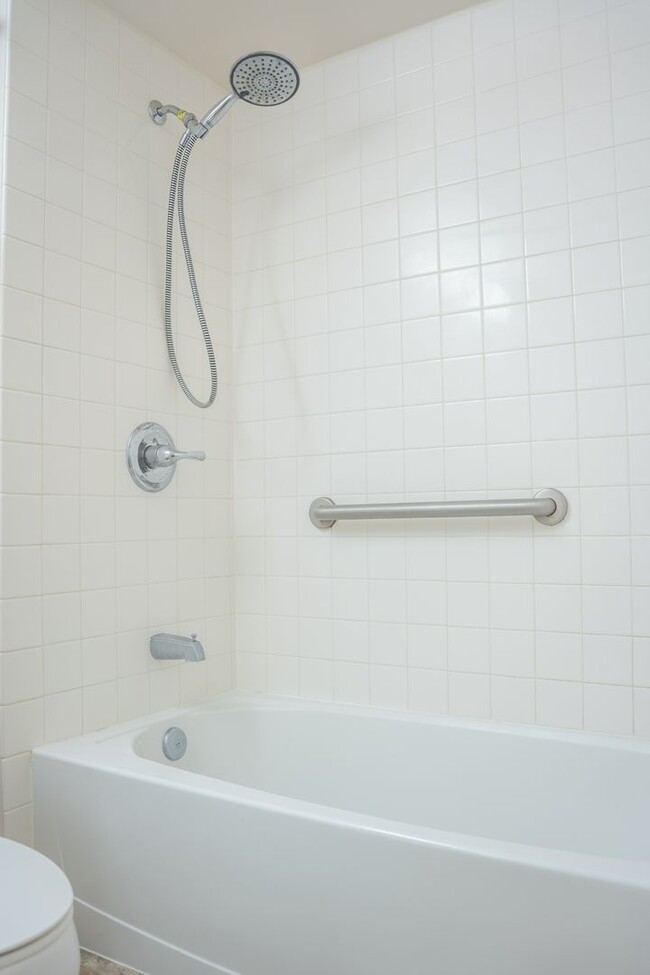 Building Photo - 1 Bdrm / 1 Bath condo with (2) AC (801 SOU...