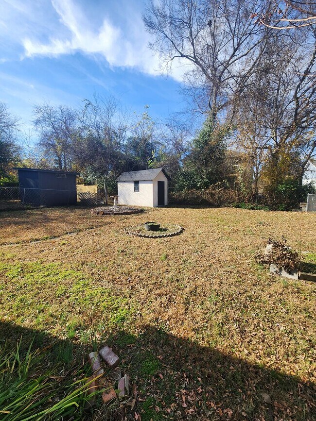 Building Photo - Chapel Hill / 3br House on N. Graham St AVAILABLE