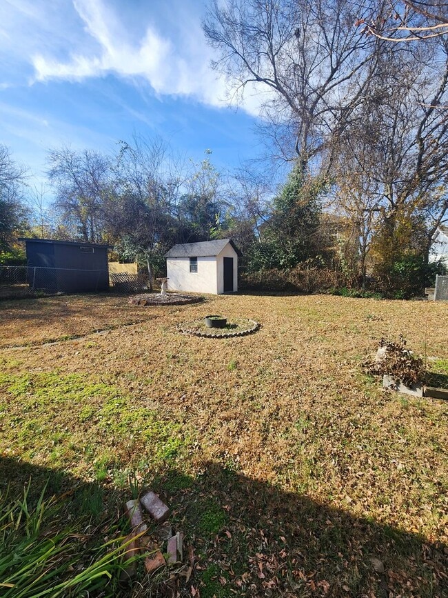 Building Photo - Chapel Hill / 3br House on N. Graham St AVAILABLE NOW