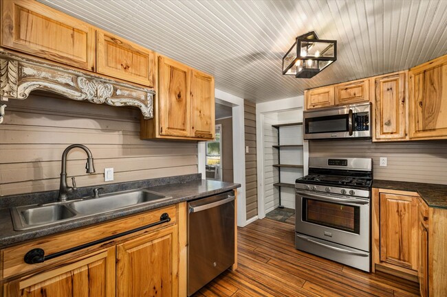 Building Photo - Charming Country Home on 1 Acre – 2 Bed, 1...