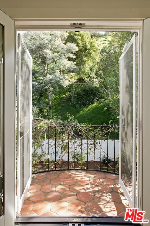 Building Photo - 1518 N Beverly Dr