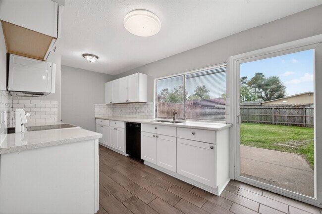 Building Photo - 14034 Lourdes Dr