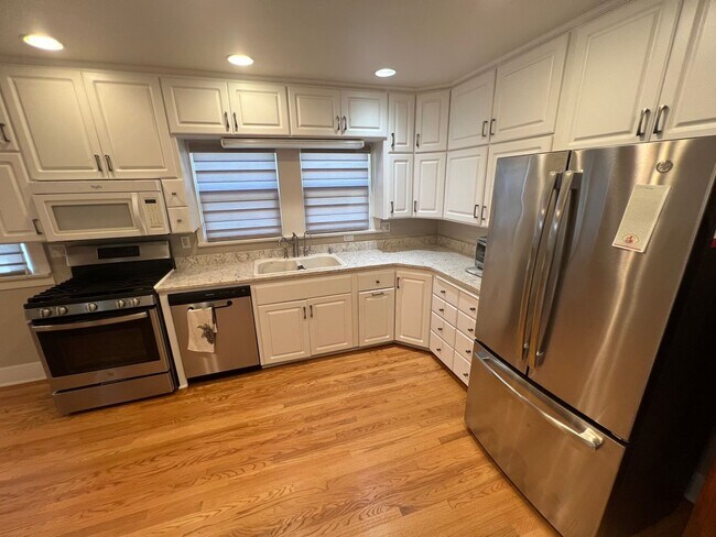 Building Photo - Fabulous 4 Bed 2 Bath One Story Craftsman ...