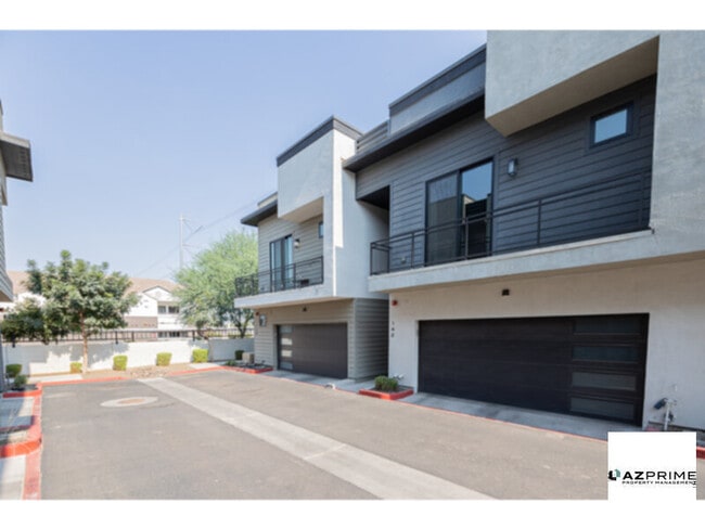 Building Photo - Live the Luxe Lifestyle in this Stunning 3...