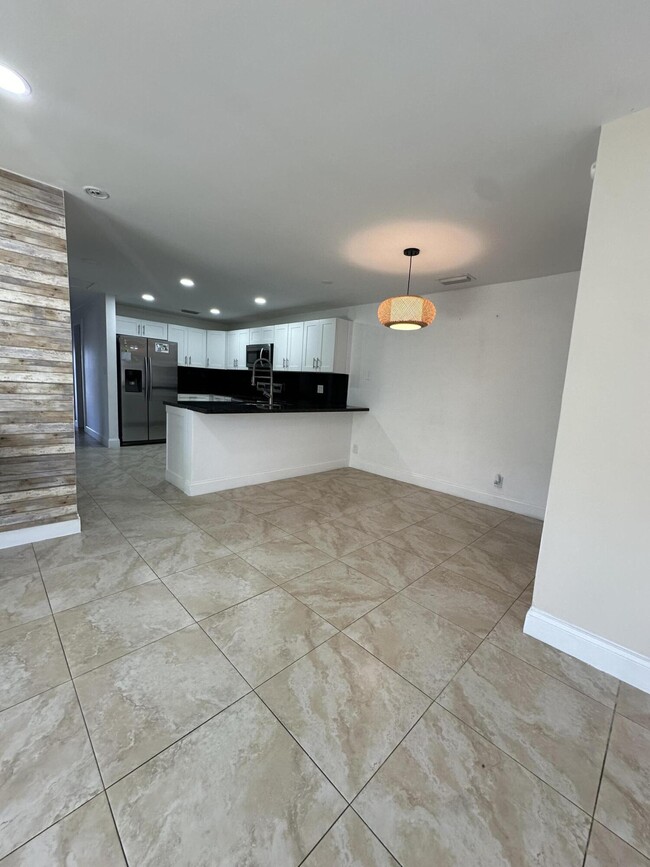 Building Photo - 5605 SW 24th Ave