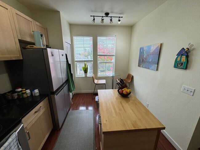 Building Photo - 2Bd/2.5Ba Bellevue Townhouse