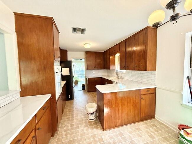 Building Photo - 5546 Beechnut St