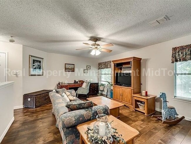 Building Photo - Spacious, Freshly Updated Family Home in P...