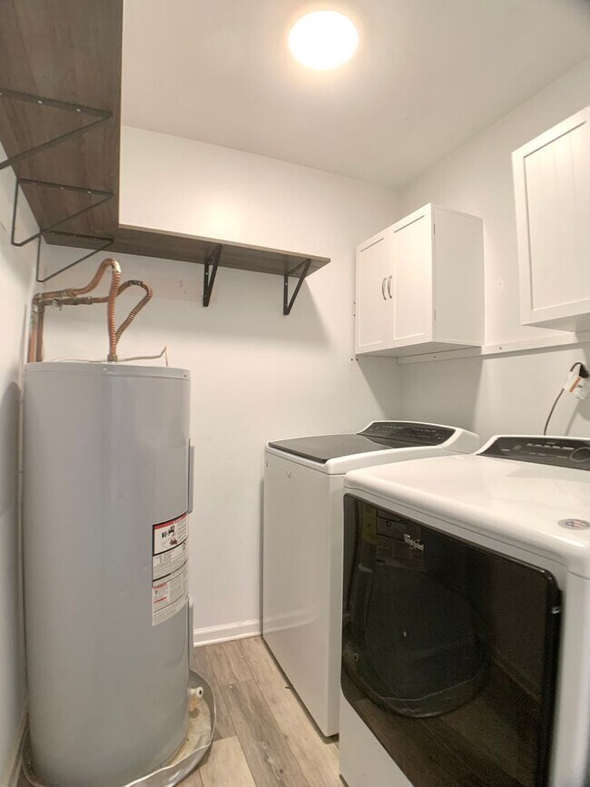 Building Photo - 719 Spees Dr