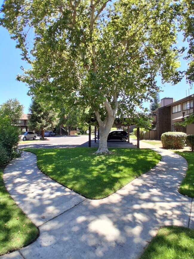 Building Photo - Beautifully Updated 2 Bedroom, 1 Bathroom Condo!