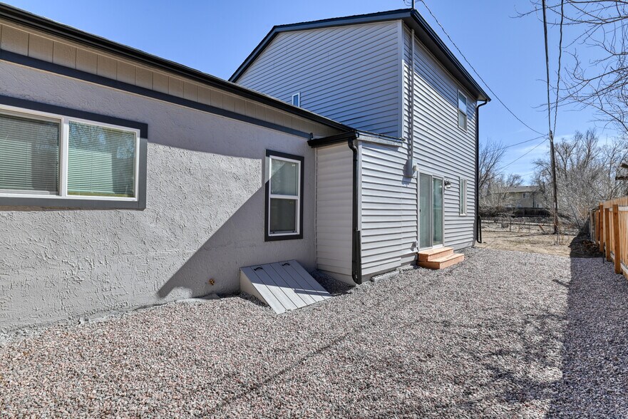 Building Photo - 815 E Hills Rd