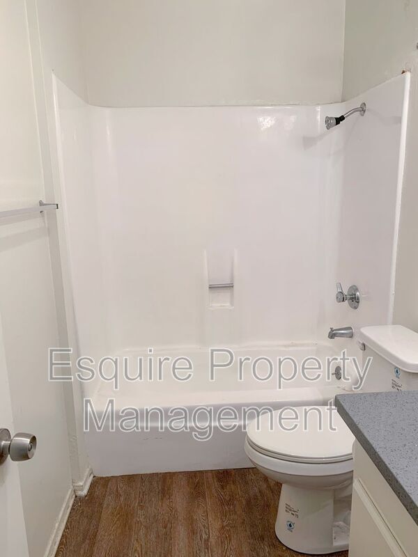 Building Photo - 1940 Los Feliz Dr