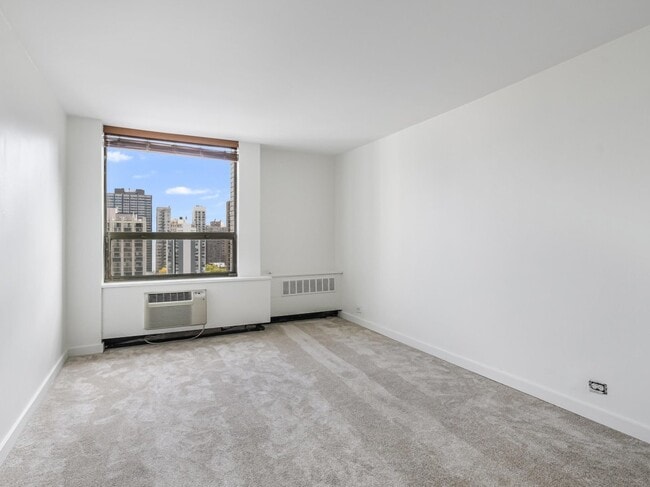 Building Photo - 1455 N Sandburg Terrace