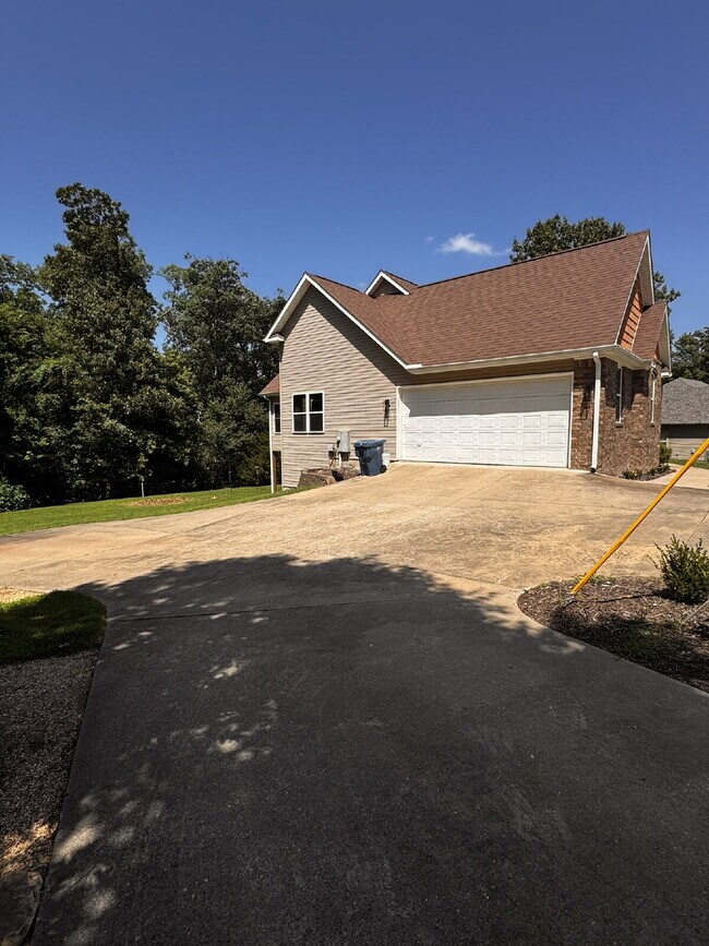 Building Photo - 17 Miller Dr