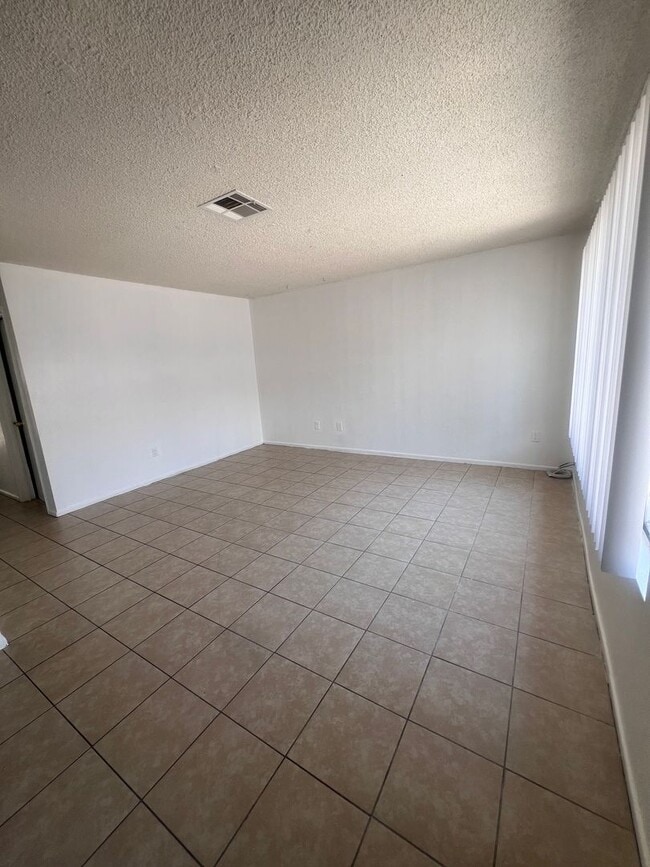 Building Photo - 2-Bedroom Apartment in Desert Hot Springs,...