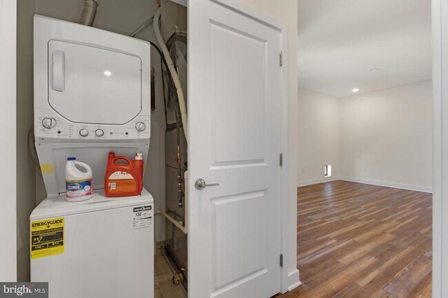 Building Photo - 2411 Kensington Ave