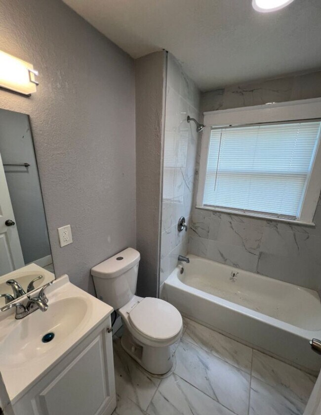 Building Photo - Spacious 5 Bed, 2.5 Bath in the heart of K...