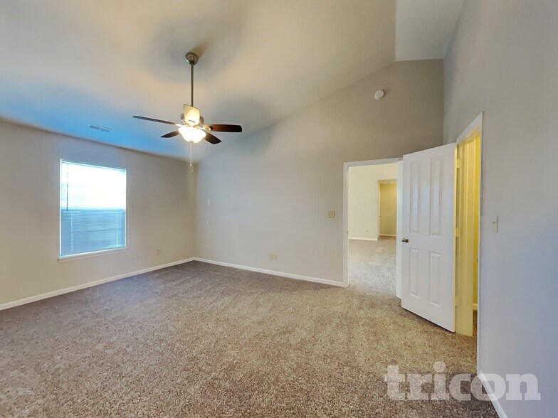 Building Photo - 8623 Robin Run Way