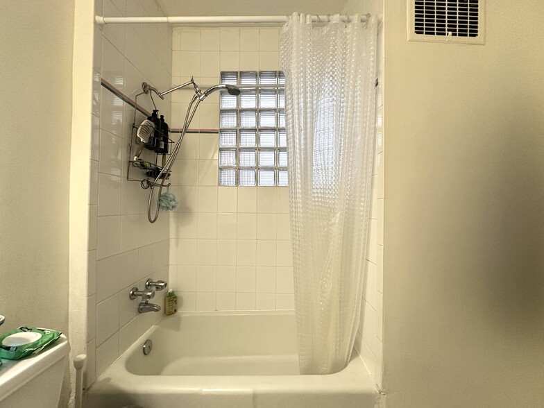 Building Photo - 1222 W Grace St